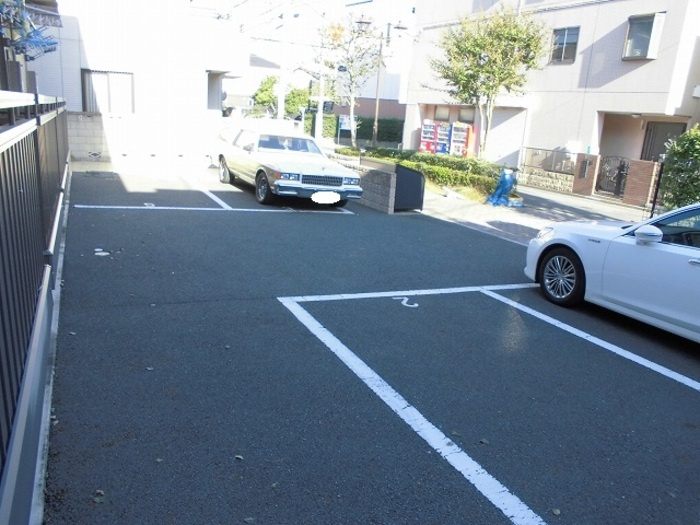ラフローラの駐車場