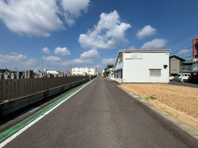 売土地　一宮市緑３丁目　32.20坪の前面道路含む現地写真