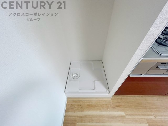 洗濯物の仕分け作業がしやすく、整理整頓が容易になります。洗濯音や湿気を他の部屋に持ち込まず、生活環境を快適に保ちます。上部を活用すれば収納スペースを確保でき洗剤や洗濯用品の整理もしやすくなります。
