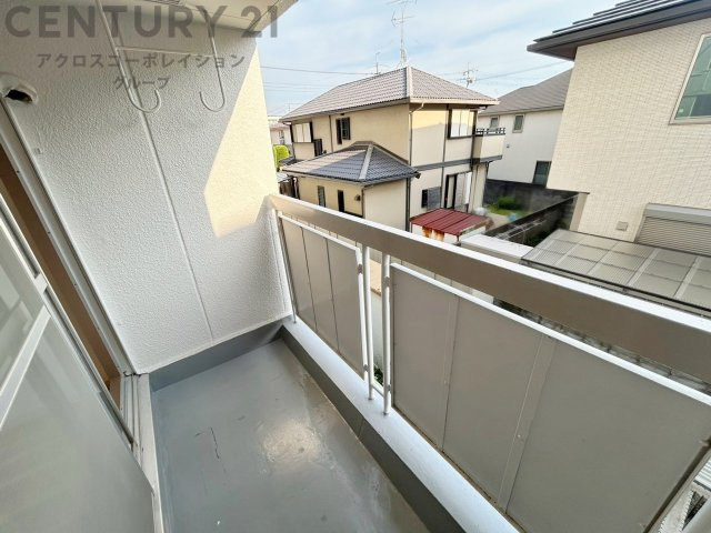 南向きバルコニーは日照が豊富で温暖な陽光を受けられ、植物の育成やリラックススペースとして活用可能です。洗濯物の乾燥が速く、快適な生活環境を提供。自然の光を取り込み、室内を明るくしてくれます。
