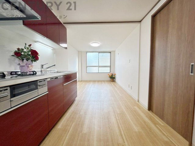 南向きの居間リビングは、豊かな自然光が差し込み一日中明るく快適。開放感と温もりに包まれる心地よい空間です。

