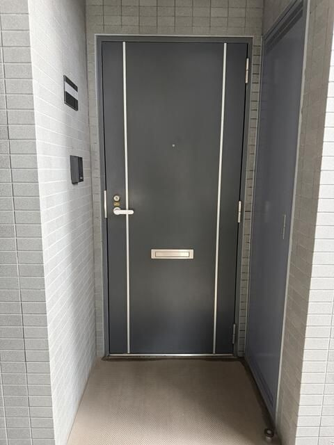 宮元町齋藤ビルの玄関