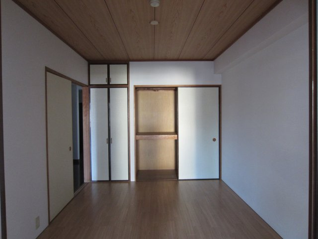 ひたちなか市外野１丁目の賃貸マンションの居間・リビング|中央洋室です。