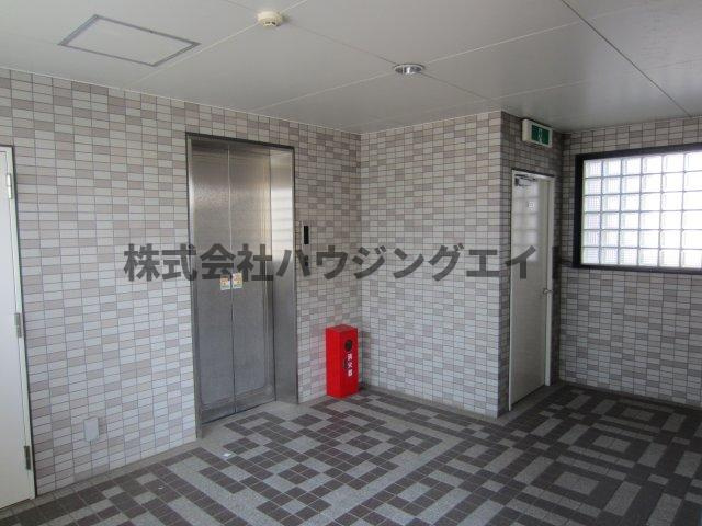 ひたちなか市外野１丁目の賃貸マンションのロビー|エレベーターの写真です。