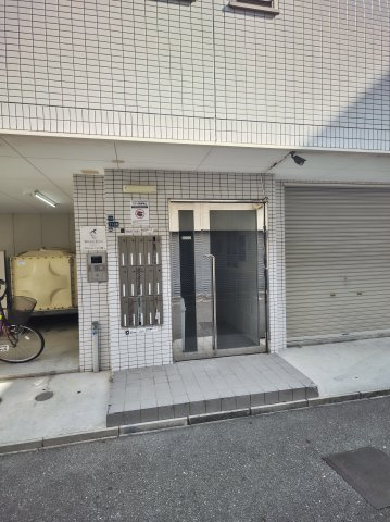 プチハウスのエントランス|ゆとりのあるエントランスです