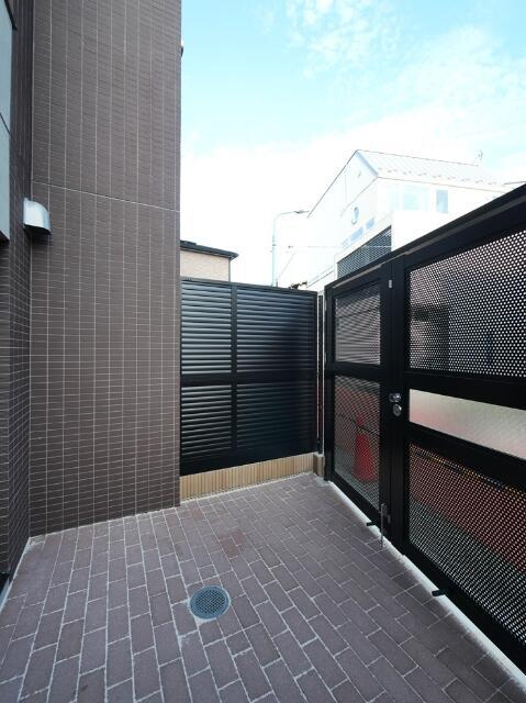 コンポジット渋谷本町のバルコニー|暖かな日差しのふりそそぐバルコニー