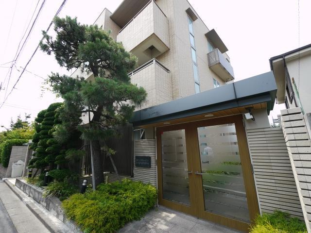 ベルメゾン鷺宮の外観|物件の周りには植裁があります！