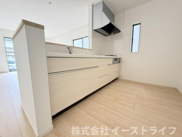 【新築戸建】　いわき市四倉町第19のキッチン|同社施工写真　対面キッチンは家族とのコミュニケーションをとりながらお料理できるのが魅力です♪とくに小さなお子さんを持つご家庭では、調理中もお子さんの様子をみられるので大きな安心に繋がりますね♪