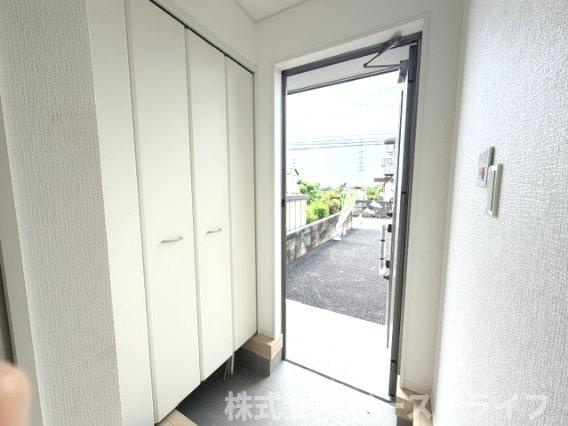 【新築戸建】　いわき市四倉町第19の玄関|同社施工写真　玄関収納は天井いっぱいまであり靴の整理に困りません！