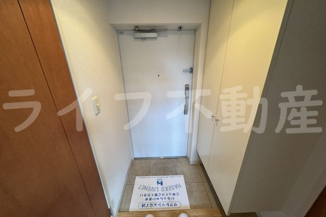ドゥーエ森ノ宮の玄関|収納もある玄関です