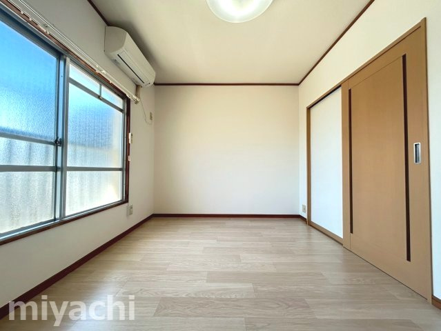 山本ハイツの洋室
