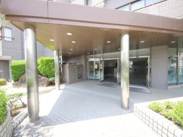 グランドパレス学園前Ｄ棟のエントランス