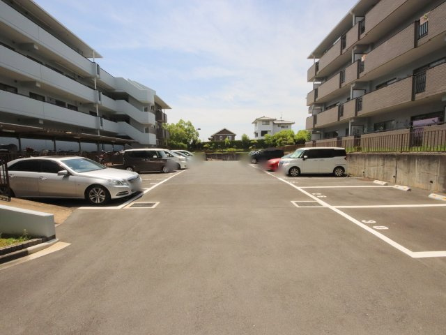 グランドパレス学園前Ｄ棟の駐車場