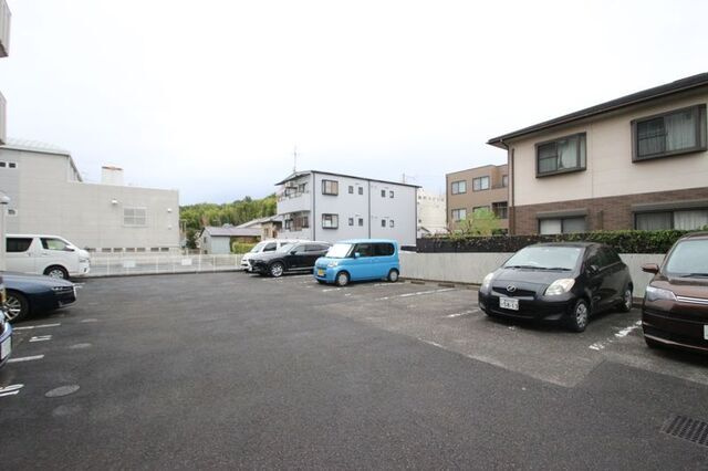 ハイライズナリタの駐車場
