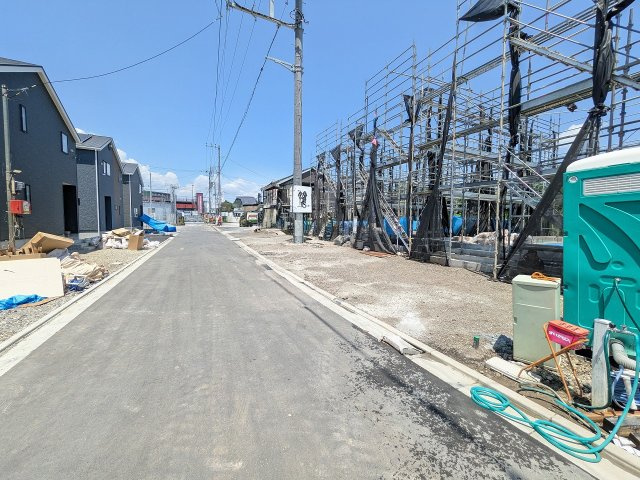 八王子市　泉町　新築一戸建て　２６期の前面道路含む現地写真|～南西側5ｍ道路に面しています～