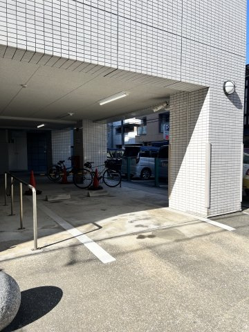 エンクレスト渡辺通の駐車場