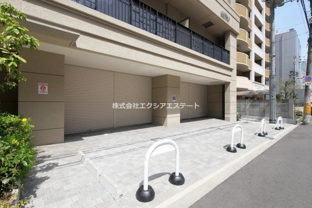ベルンガーデン上本町の駐車場