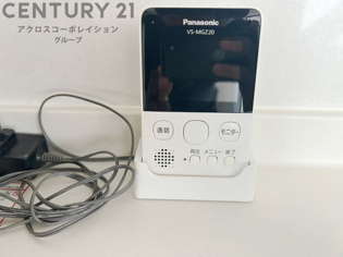 訪問者が来たときにテレビ画面で確認できるため、安心してドアを開けられます。録画機能があるものもあり、留守中に来訪者を記録しておくことができます。利便性が高く、セキュリティ面でも安心です。