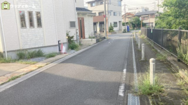 草加市青柳6丁目　中古一戸建ての前面道路含む現地写真