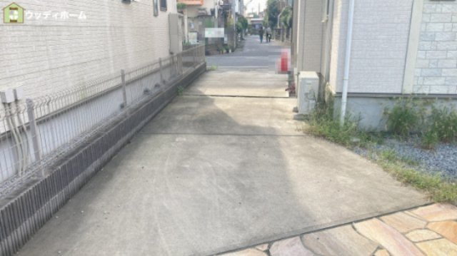 草加市青柳6丁目　中古一戸建ての駐車場