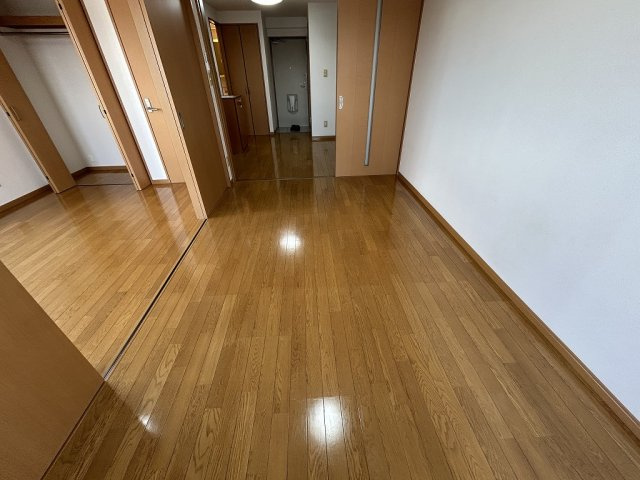 ヴィラ鯉ノ丸Ⅰの洋室|明るい洋室です