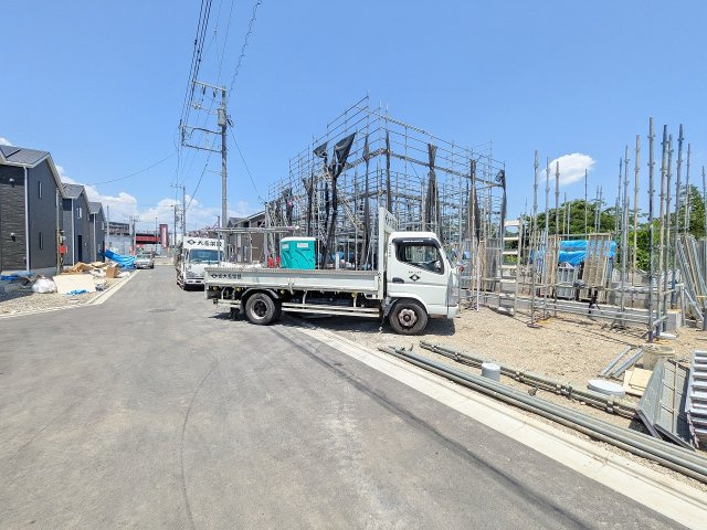 八王子市　泉町　新築一戸建て　２６期の前面道路含む現地写真|～南西側5ｍ道路に面しています～