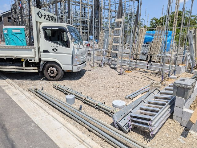 八王子市　泉町　新築一戸建て　２６期の駐車場|～並列3台駐車可能カースペース～