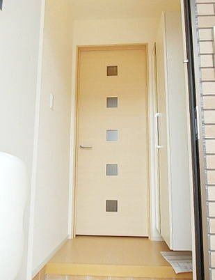 リュイールＤの玄関|収納もある玄関です