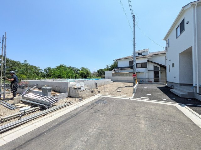 八王子市　泉町　新築一戸建て　２６期の前面道路含む現地写真|～南西側5ｍ道路に面しています～