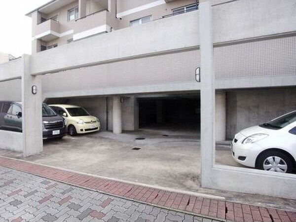 グランデ亀の井の駐車場