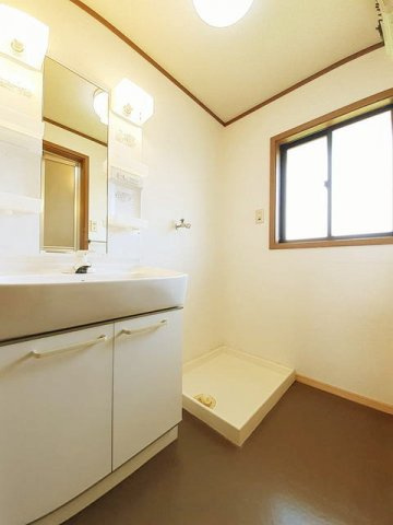 フラワーガーデンハイツの洗面所|スペースが確保できる洗面所です