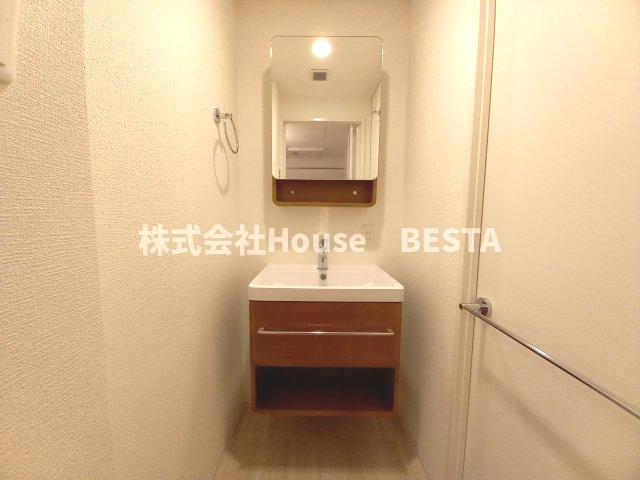 セレニテ西元町アリエの独立洗面台