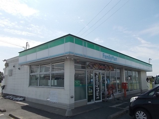 ベラルーチェの周辺|ファミリーマート　吉沼町店まで700m
