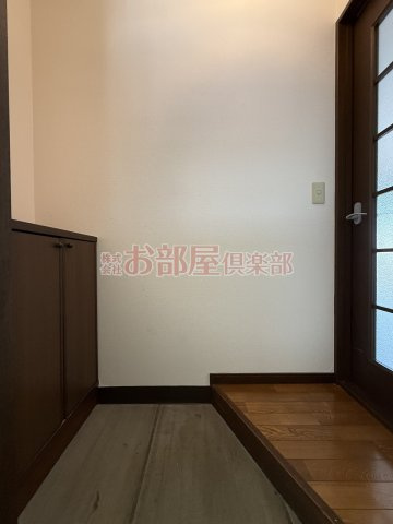 リバー・ビューこもりの B棟の玄関|落ち着いた玄関です
