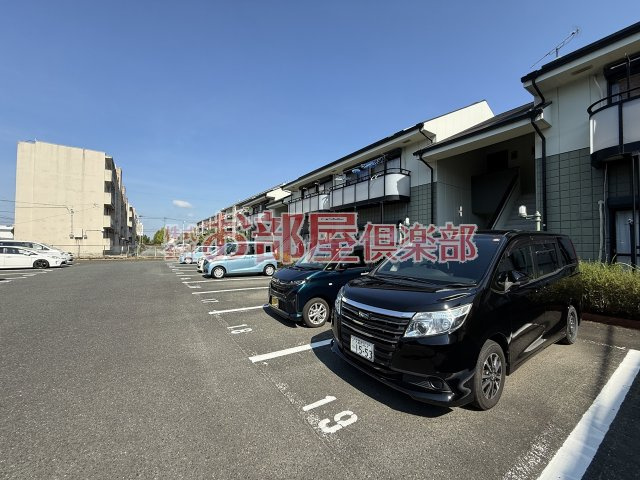 リバー・ビューこもりの B棟の駐車場|駐車場に車を止められます
