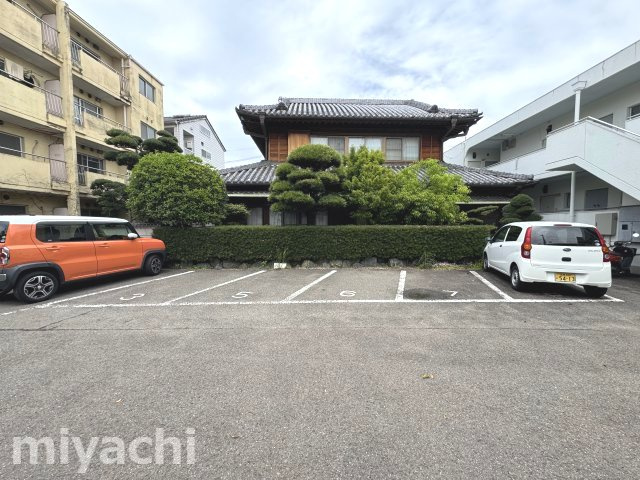 ブルーメ森井の駐車場