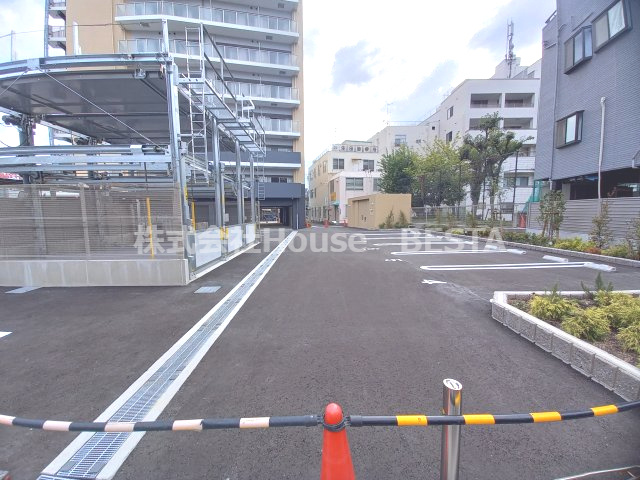 セレニテ西元町アリエの駐車場