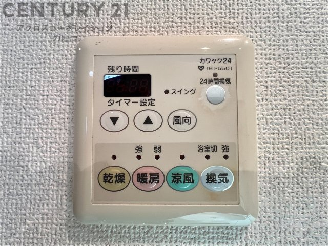 化粧品や洗顔料、歯ブラシなどの必需品をまとめて置ける収納スペースがあり、使用するたびに取り出す手間が省けます。また、水回りのため、濡れても大丈夫な素材が使用されており、お手入れが簡単です。