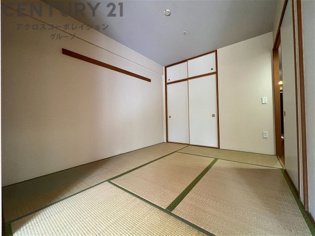 押入れは季節の衣類、寝具などを収納できます。伝統的な美しさと実用性が融合し、収納物を保護する調湿・換気効果があります。使い方によっては書類や小物なども効果的に整理でき空間を有効活用できます。