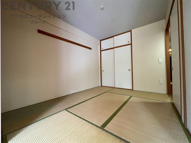 押入れは季節の衣類、寝具などを収納できます。伝統的な美しさと実用性が融合し、収納物を保護する調湿・換気効果があります。使い方によっては書類や小物なども効果的に整理でき空間を有効活用できます。