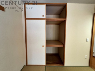 廊下部分の収納になります。可動式で高さを変えられるので、様々なサイズの収納に対応できます♪