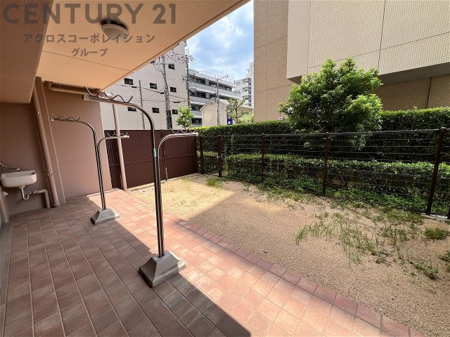 スロップシンクがあり、植栽への水やりや、夏場にミニプールを出してお子様の水遊びなどに大変便利♪