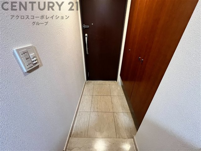 大きな玄関収納付きの玄関です　家族皆様の履物をしっかり収納できます