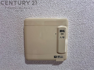 訪問者が来たときにテレビ画面で確認できるため、安心してドアを開けられます。録画機能があるものもあり、留守中に来訪者を記録しておくことができます。利便性が高く、セキュリティ面でも安心です。