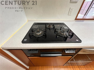 キッチン前のダイニングスペース　カウンターキッチンから料理の受け渡し等に便利です。ダイニングセットを置いても十分な広さを確保。