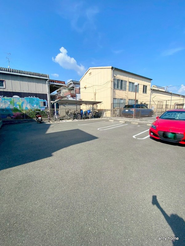 イーストブルーの駐車場