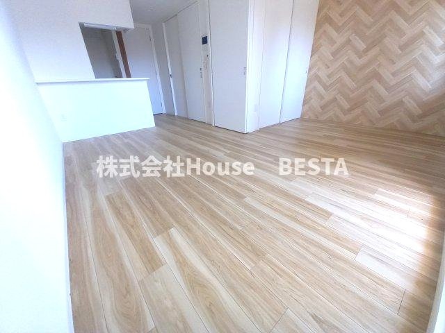 セレニテ西元町アリエの洋室