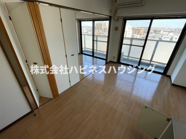 INSURANCE(インシュランス)BLDG.(ビルディング)Ⅲ(スリー)五香の居間・リビング|※同物件他部屋参考写真