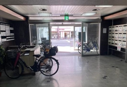 東海建物西本町ビルのエントランス