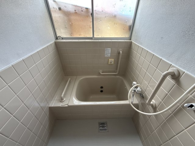 福崎町貸家の浴室